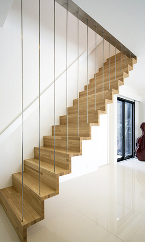 アート作品の様なスタイリッシュな階段