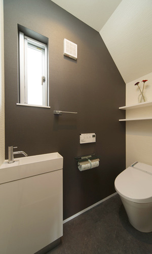 収納棚をつけたトイレスペース