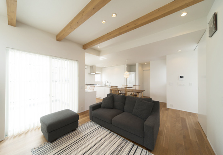 梁がアクセントのリビング