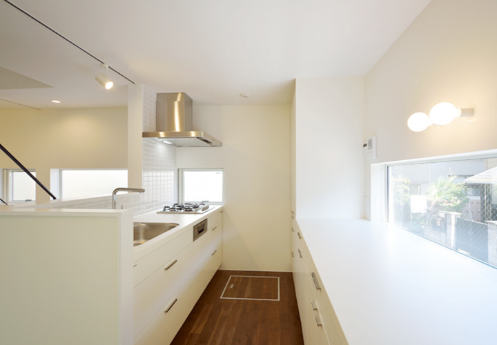 白で統一したさわやかなキッチン