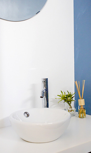 ブルーとホワイトのコントラストが爽やかなトイレ手洗い