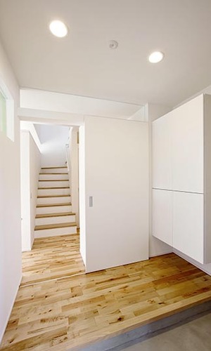 光の注ぐ階段が迎える玄関