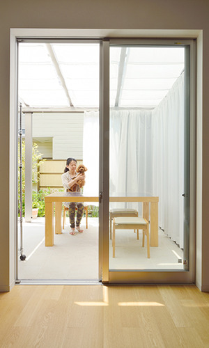 建物の間の路地状の中庭