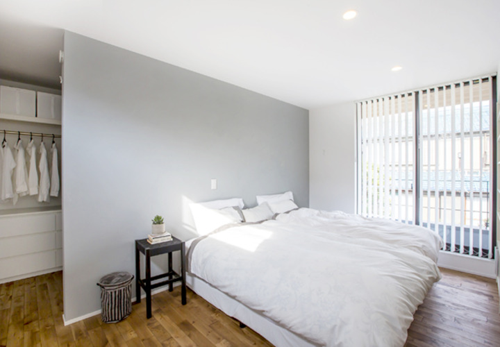 大きな窓のある明るい寝室