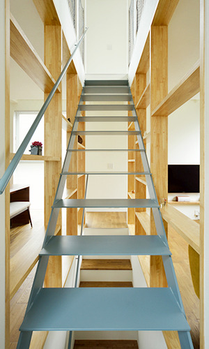 シンプルなスチールの階段