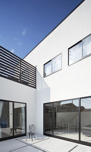 空へ開いた開放的な中庭