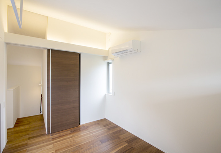 勾配屋根の落ち着く寝室