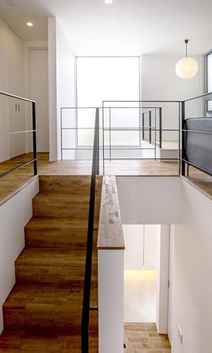 家の中心を通る明るい階段