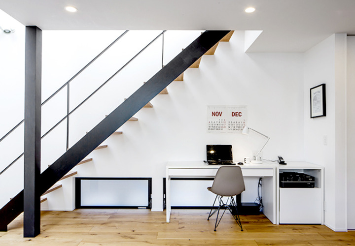 階段下を有効に使った快適なワークスペース