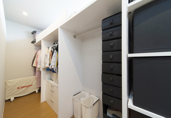 １階寝室のクローゼットスペース