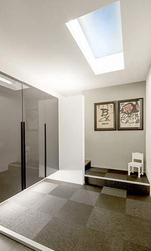 トップライトを設けた明るくモダンな玄関