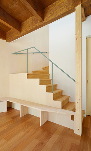 階段横に設置された多目的のベンチ