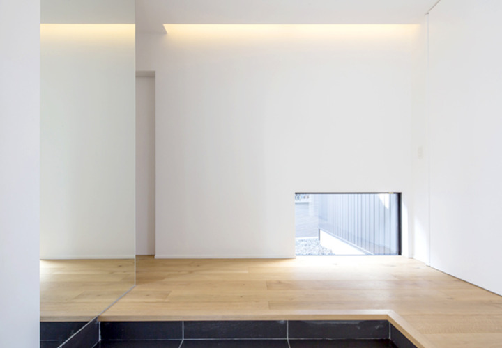 ローサイドライトを設けたスタイリッシュな玄関