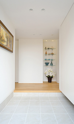 白を基調とした清潔感のある玄関