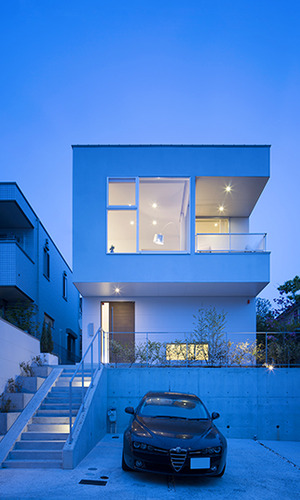 夕景に室内の光が優しく溢れる外観