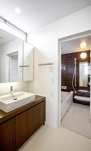 ダークなウッド調の壁がシックな水廻り