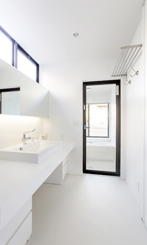 白で統一した明るい洗面