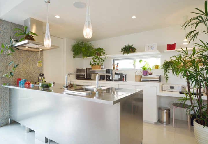 メタリックな質感が美しいキッチン