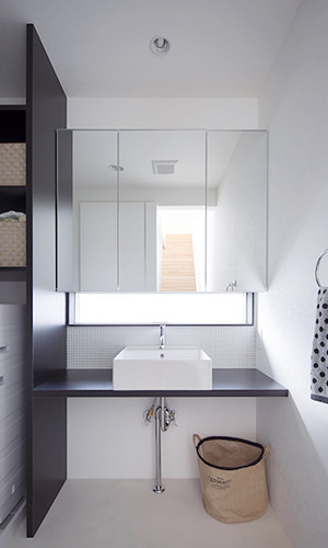 自然の光が入るモノトーンカラーの洗面