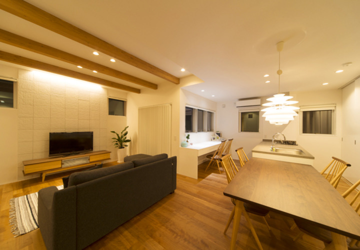 壁の一部をタイル貼にしてアクセントに