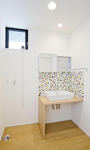 白壁にモザイクタイルが印象的な洗面台