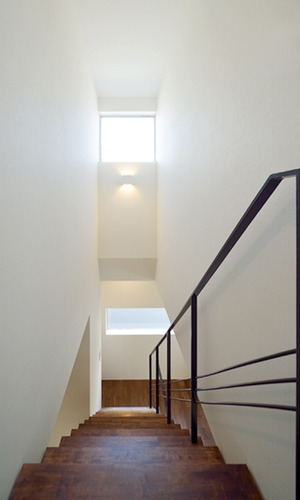 高い窓からの日差しを感じる階段