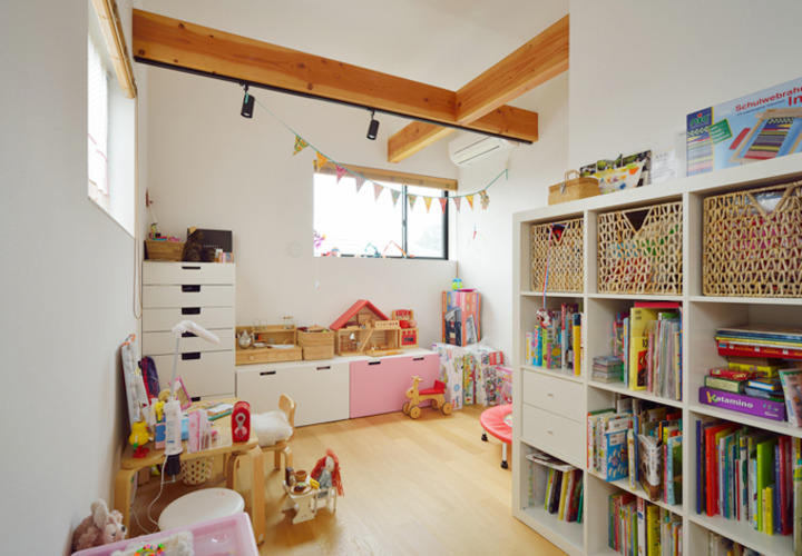 ナチュラルテイストで楽しい雰囲気の子供部屋