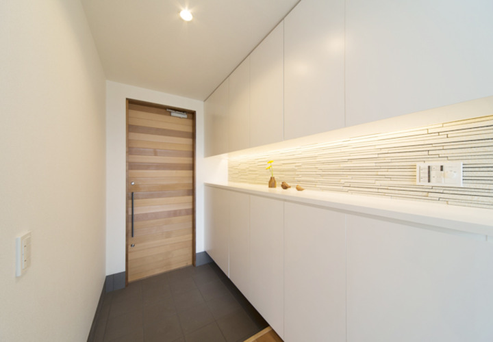 大容量の収納スペースを設置した玄関
