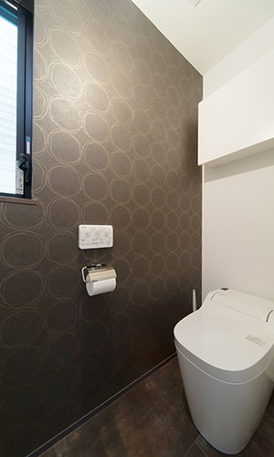 パターンのクロスがお洒落なトイレ