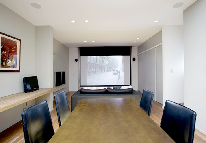 ラグジュアリーな大画面ホームシアター