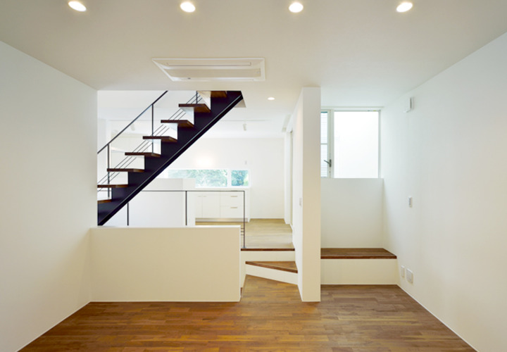 段差で空間を区切ったリビングからキッチン