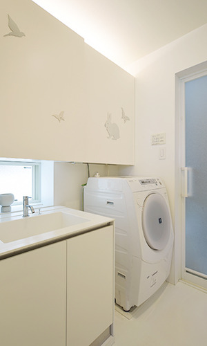 遊び心のある白い洗面所