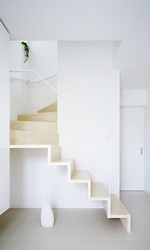 視界の通る2階への階段