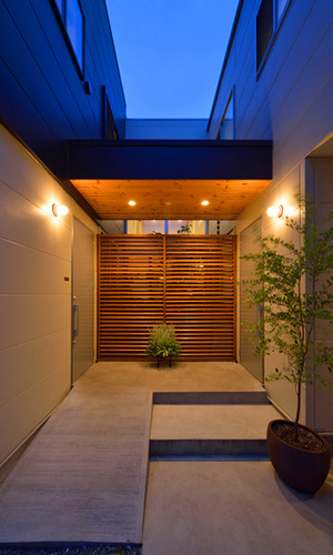 灯りがともる夜の玄関