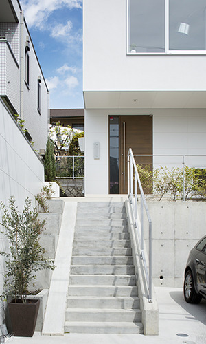 駐車場脇をあがる玄関アプローチ