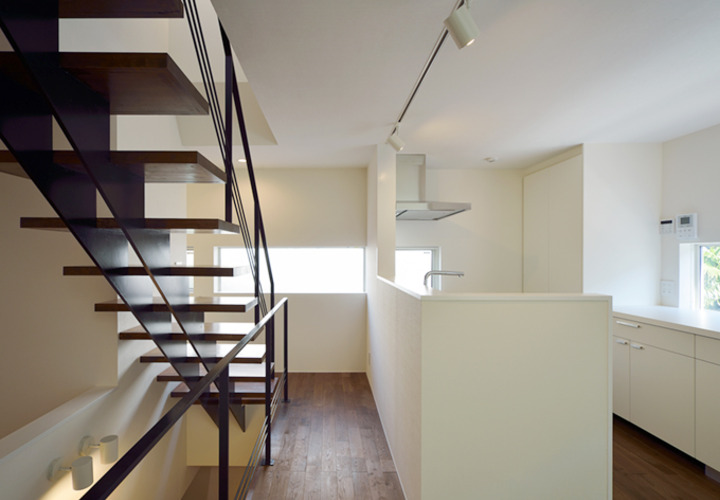 白い壁とナチュラルな木目がベストマッチ