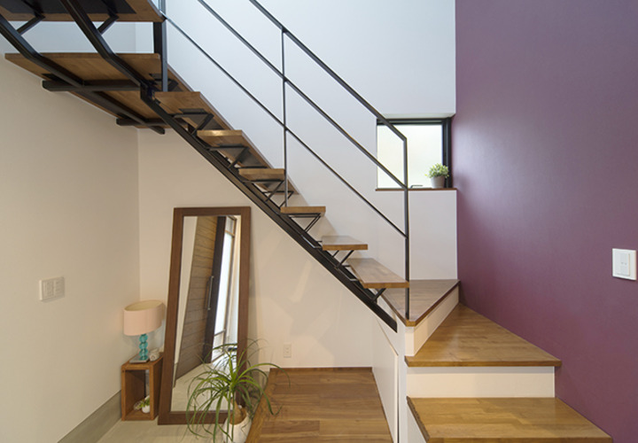 玄関から2階へ続く緩やかな階段