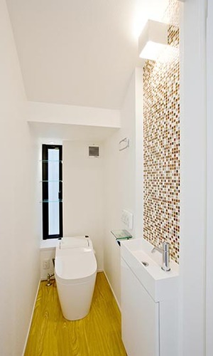 カラフルなモザイクタイルのトイレ