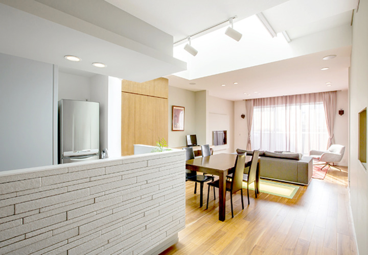 吹抜けと大きな窓から光を取り込む明るいLDK