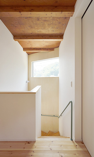 階段上の吹抜けと光を取り込む窓