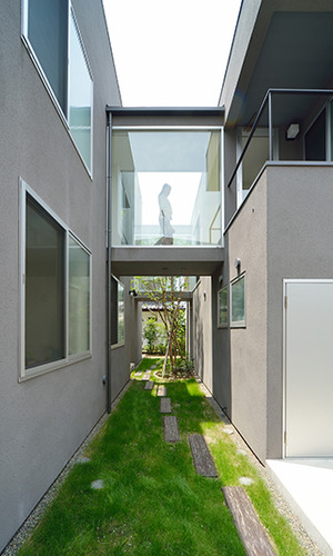 建物を繋ぐブリッジによる回廊