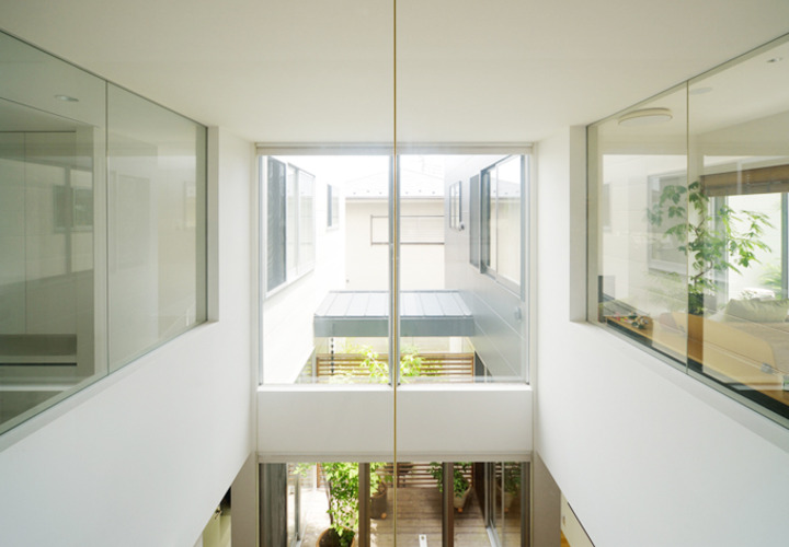 開放感がある吹き抜けの中庭