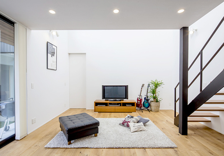 幅広のオークフローリングが雰囲気を演出するリビング