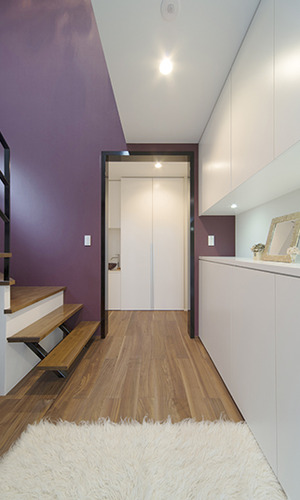 ワインレッドのお洒落な壁が出迎える玄関