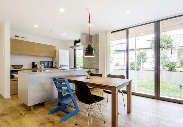 中庭へ開いた明るいダイニングキッチン