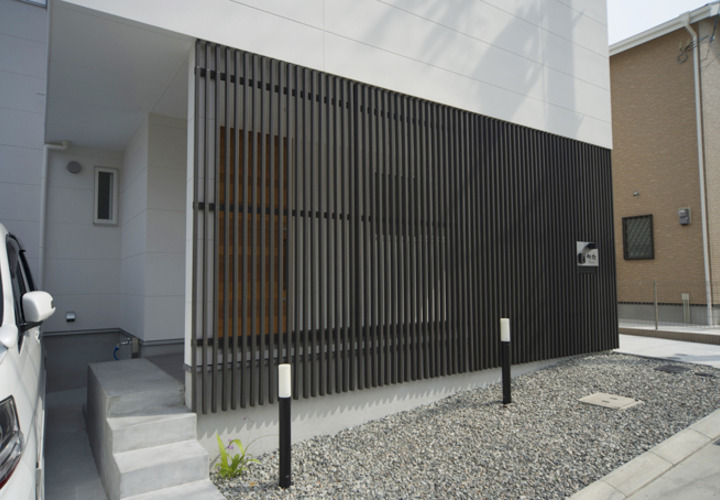 玄関アプローチを隠すルーバー
