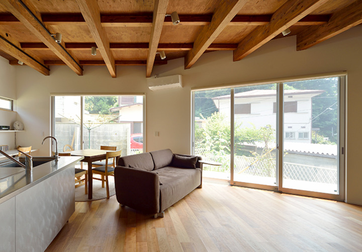 木の梁を印象的に使ったLDK