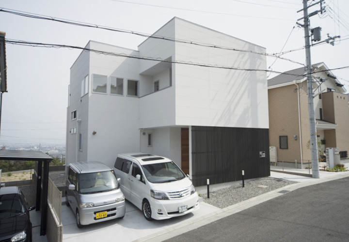 白い外壁とルーバーのコントラストが美しい