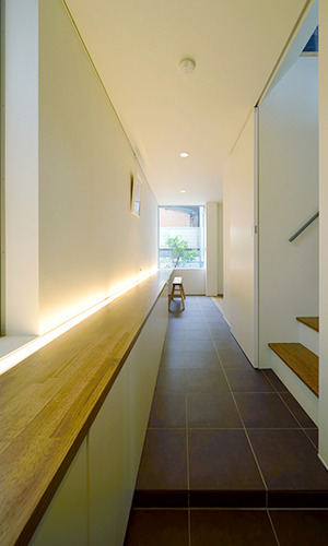 玄関から中庭へ視線が抜ける