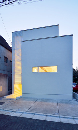 シンプルな外観にライトが映える夕景